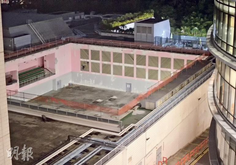 去年發生塌頂的城大運動中心,現時場地已清理,城大計劃原址重建約10層高的新大樓。(楊柏賢攝) 去年發生塌頂的城大運動中心,現時場地已清理,城大計劃原址重建約10層高的新大樓。(楊柏賢攝)