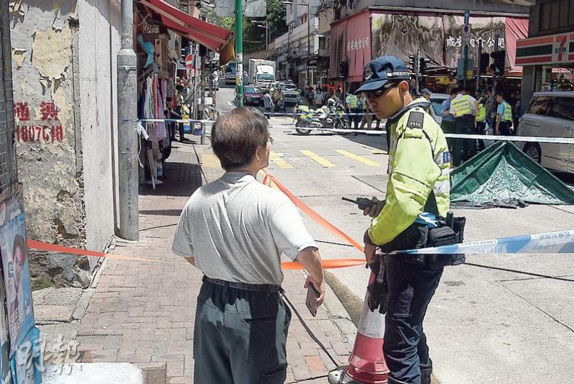 車禍後,死者丈夫(左)到現場向警員指妻子失蹤,懷疑她遇意外。警員着他致電妻子,未幾蓋屍帳篷內傳出鈴聲,警員其後確認死者為其妻子。(林智傑攝)一名婦人昨午於西灣河街橫過馬路時,被一輛駛至的百佳貨車撞倒輾斃,警方以涉嫌危駕致死罪拘捕貨車司機。(林智傑攝) 車禍後,死者丈夫(左)到現場向警員指妻子失蹤,懷疑她遇意外。警員着他致電妻子,未幾蓋屍帳篷內傳出鈴聲,警員其後確認死者為其妻子。(林智傑攝)一名婦人昨午於西灣河街橫過馬路時,被一輛駛至的百佳貨車撞倒輾斃,警方以涉嫌危駕致死罪拘捕貨車司機。(林智傑攝)