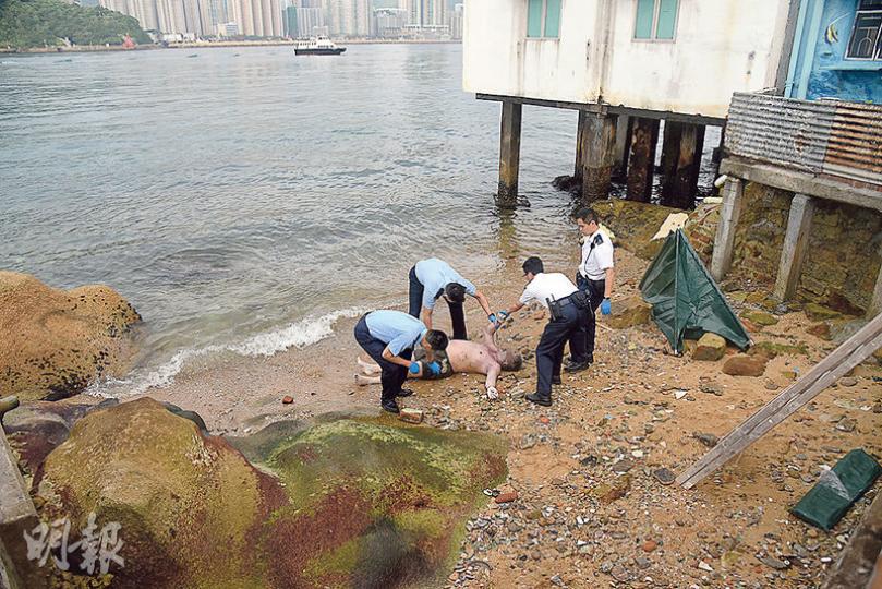 浮屍鯉魚門馬環村天后廟對開海面男子,其左手手腕纏繩,繩另一端綁上石頭,警方初步調查相信無可疑,不排除有人厭世輕生。(蔡方山攝) 浮屍鯉魚門馬環村天后廟對開海面男子,其左手手腕纏繩,繩另一端綁上石頭,警方初步調查相信無可疑,不排除有人厭世輕生。(蔡方山攝)