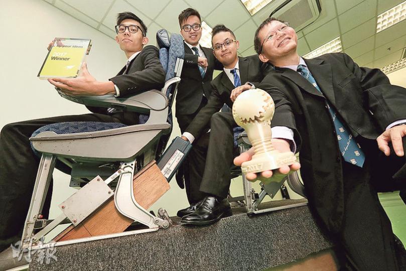 香港大學機械工程系三年級同學(左起:李建榮、羅觀宇、李顯庭)話平時因為好多乘客要搵空間放行李,或者拎行李等,阻到後面嘅人,就諗到利用地下空間增加儲物空間,呢個私人儲物格設喺座位下面,乘客可以擺唔超過5公斤重嘅行李,只要按個掣,個儲物格會升上降落。右一為學系講師陳志強。(李紹昌攝) 香港大學機械工程系三年級同學(左起:李建榮、羅觀宇、李顯庭)話平時因為好多乘客要搵空間放行李,或者拎行李等,阻到後面嘅人,就諗到利用地下空間增加儲物空間,呢個私人儲物格設喺座位下面,乘客可以擺唔超過5公斤重嘅行李,只要按個掣,個儲物格會升上降落。右一為學系講師陳志強。(李紹昌攝)