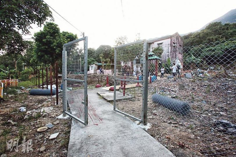 今年3月被列為「暫定古蹟」的青山紅樓仍有住戶居住,昨日有工人在外圍用鐵絲網將紅樓圍封,並加裝鐵閘。(伍浦鋒攝) 今年3月被列為「暫定古蹟」的青山紅樓仍有住戶居住,昨日有工人在外圍用鐵絲網將紅樓圍封,並加裝鐵閘。(伍浦鋒攝)