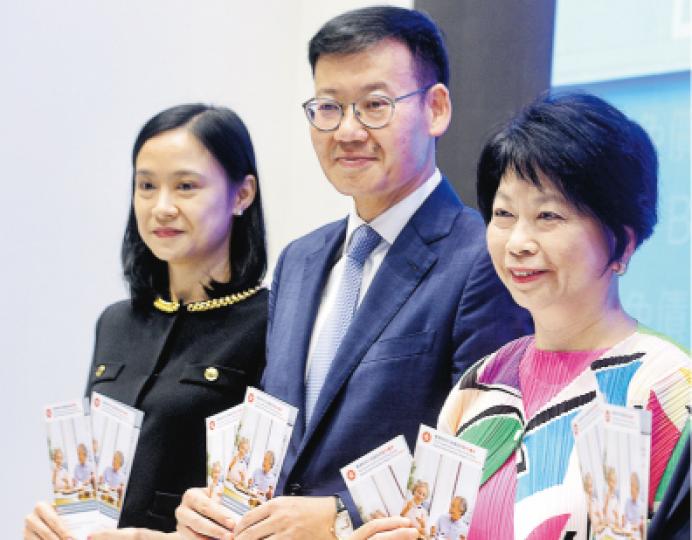 金管局助理總裁李樹培(中)表示,之所以不設立銀色債券二手市場,是考慮到銀色債券主要目標是為長者提供長期穩健投資渠道,而不是短期投機產品。(劉焌陶攝) 金管局助理總裁李樹培(中)表示,之所以不設立銀色債券二手市場,是考慮到銀色債券主要目標是為長者提供長期穩健投資渠道,而不是短期投機產品。(劉焌陶攝)