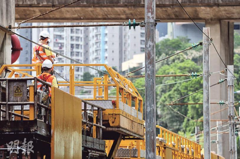 港鐵利用可升降的高台車,讓工程人員以目測及儀器近距離檢查架空電纜的損耗情况。由於需逐寸檢測,完成全線逾650公里的架空電纜檢查,約需一年至年半時間。(郭慶輝攝)工程人員在高台車上,可近距離檢查架空電纜,包括量度其厚度,了解耗損程度,以決定是否需要更換該段電纜或調整其他部件位置等。(郭慶輝攝) 港鐵利用可升降的高台車,讓工程人員以目測及儀器近距離檢查架空電纜的損耗情况。由於需逐寸檢測,完成全線逾650公里的架空電纜檢查,約需一年至年半時間。(郭慶輝攝)工程人員在高台車上,可近距離檢查架空電纜,包括量度其厚度,了解耗損程度,以決定是否需要更換該段電纜或調整其他部件位置等。(郭慶輝攝)