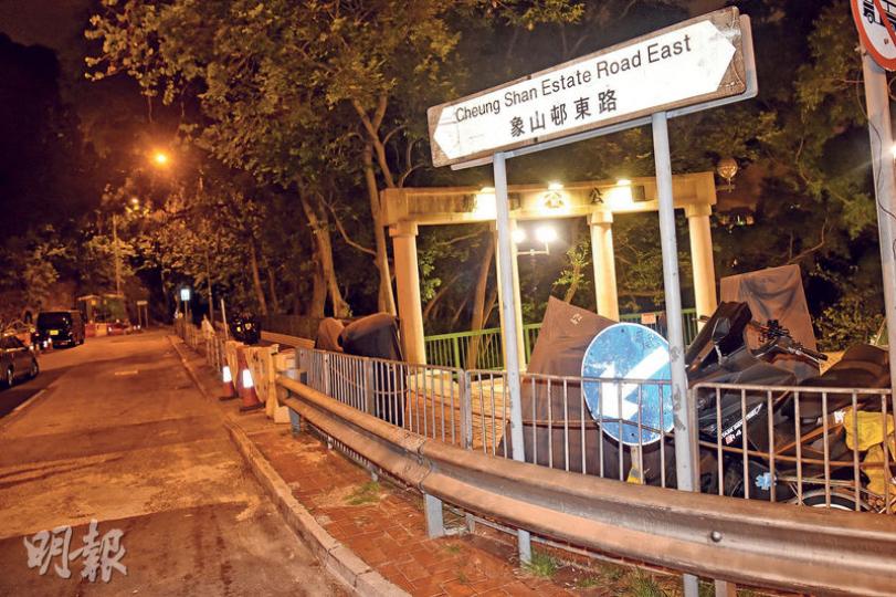 女銷售員乘坐男同事客貨車回家,車輛駛至象山邨東路時,女子遭對方施暴。 (蔡方山攝) 女銷售員乘坐男同事客貨車回家,車輛駛至象山邨東路時,女子遭對方施暴。 (蔡方山攝)