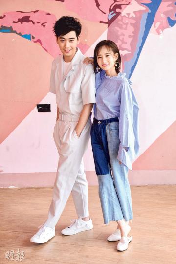 新版「楊康」陳星旭與「黃蓉」李一桐來港力谷內地劇《射鵰英雄傳》。(攝影﹕梁迺楠)李一桐表示拍攝前用心去研究《射鵰》原著,演繹出自己心中的黃蓉。(攝影﹕梁迺楠) 新版「楊康」陳星旭與「黃蓉」李一桐來港力谷內地劇《射鵰英雄傳》。(攝影﹕梁迺楠)李一桐表示拍攝前用心去研究《射鵰》原著,演繹出自己心中的黃蓉。(攝影﹕梁迺楠)