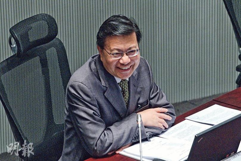 即將卸下官職,身兼房委會主席的運房局長張炳良,昨在房委會周年會議致辭時表示本港樓市仍然熾熱,泡沫風險漸增,樓價與市民購買力嚴重脫節,今年首季市民置業負擔比率更已升至66.1%,形容是「相當高」的水平,對此感到憂慮。(楊柏賢攝)公屋聯會昨在房委會舉行周年會議前,到何文田房委會總部請願,要求房委會暫緩修訂「公屋富戶政策」,並重新啟動公眾諮詢。(楊柏賢攝) 即將卸下官職,身兼房委會主席的運房局長張炳良,昨在房委會周年會議致辭時表示本港樓市仍然熾熱,泡沫風險漸增,樓價與市民購買力嚴重脫節,今年首季市民置業負擔比率更已升至66.1%,形容是「相當高」的水平,對此感到憂慮。(楊柏賢攝)公屋聯會昨在房委會舉行周年會議前,到何文田房委會總部請願,要求房委會暫緩修訂「公屋富戶政策」,並重新啟動公眾諮詢。(楊柏賢攝)