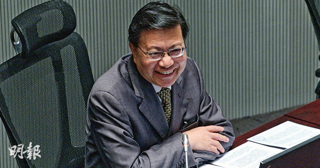即將卸下官職,身兼房委會主席的運房局長張炳良,昨在房委會周年會議致辭時表示本港樓市仍然熾熱,泡沫風險漸增,樓價與市民購買力嚴重脫節,今年首季市民置業負擔比率更已升至66.1%,形容是「相當高」的水平,對此感到憂慮。(楊柏賢攝) 即將卸下官職,身兼房委會主席的運房局長張炳良,昨在房委會周年會議致辭時表示本港樓市仍然熾熱,泡沫風險漸增,樓價與市民購買力嚴重脫節,今年首季市民置業負擔比率更已升至66.1%,形容是「相當高」的水平,對此感到憂慮。(楊柏賢攝)