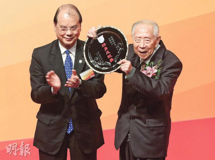 政務司長張建宗(左)代表樹仁大學校董會,向大學創辦人胡鴻烈校監(右)頒授「終身成就獎」。(李紹昌攝) 政務司長張建宗(左)代表樹仁大學校董會,向大學創辦人胡鴻烈校監(右)頒授「終身成就獎」。(李紹昌攝)