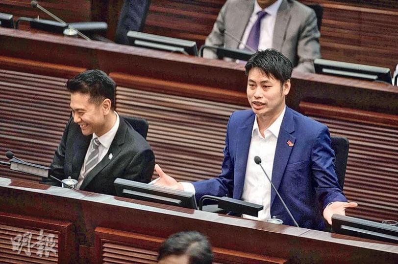 立法會內委會昨進行UGL調查專責委員會補選,民建聯何俊賢(右)在建制派支持下,頂替黨友周浩鼎(左)辭職空缺,當選成為新委員。(鍾林枝攝) 立法會內委會昨進行UGL調查專責委員會補選,民建聯何俊賢(右)在建制派支持下,頂替黨友周浩鼎(左)辭職空缺,當選成為新委員。(鍾林枝攝)