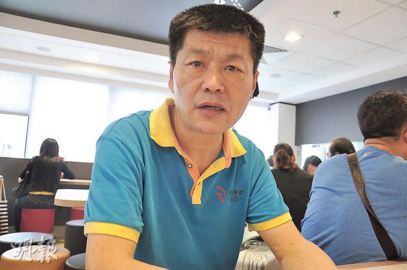 王登耀接受訪問表示,自己生活無着,曾到麥當勞靠別人剩下的食物度日。(明報記者攝) 王登耀接受訪問表示,自己生活無着,曾到麥當勞靠別人剩下的食物度日。(明報記者攝)