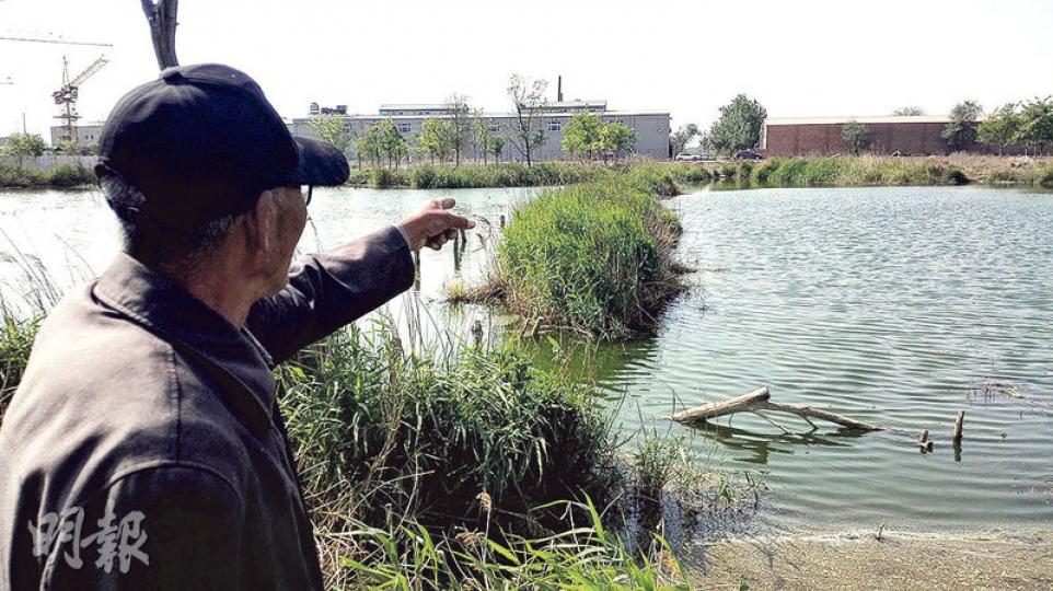 72歲的樊大爺稱,因電鍍廠排污,導致自家井水不能再飲用。(明報記者攝) 72歲的樊大爺稱,因電鍍廠排污,導致自家井水不能再飲用。(明報記者攝)