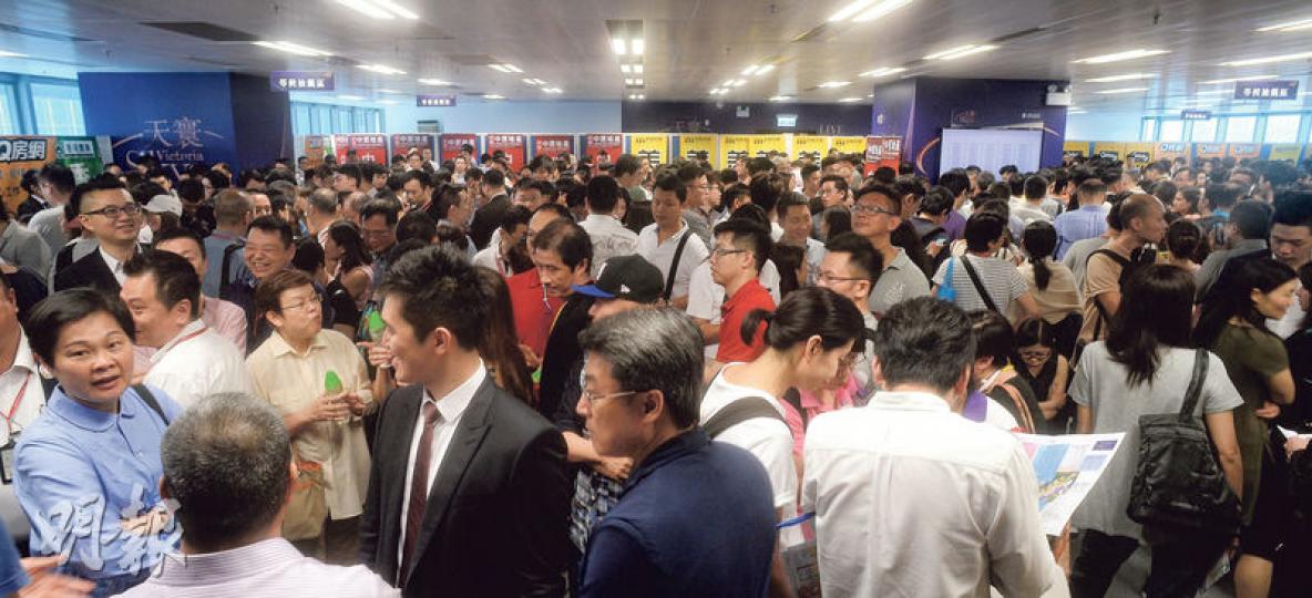 啟德天寰昨進行次輪銷售,推出200個單位,據悉,項目單日售出192伙,佔即日可售超過九成半。發展商表示,最快會在今日加價加推。 (劉焌陶攝) 啟德天寰昨進行次輪銷售,推出200個單位,據悉,項目單日售出192伙,佔即日可售超過九成半。發展商表示,最快會在今日加價加推。 (劉焌陶攝)