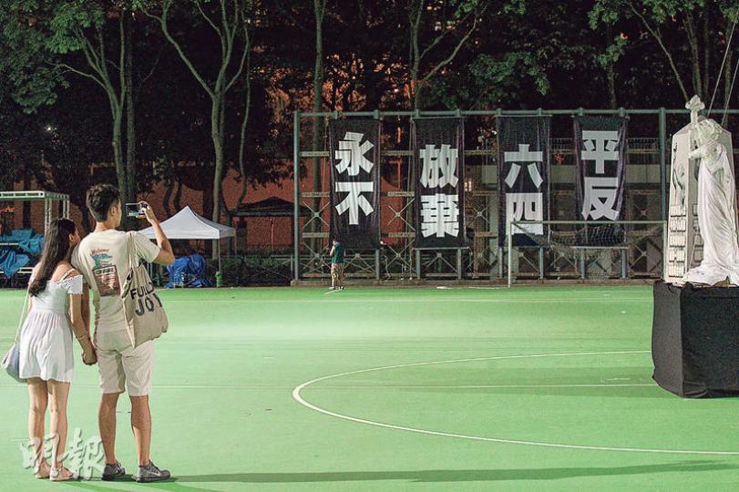 1989年以後,每一年的6月4日晚上,維園的支聯會六四晚會都會點起悼念的燭光。昨晚維園足球場已掛上「平反六四、永不放棄」等標語,場中央則豎立民主女神像。(楊柏賢攝) 1989年以後,每一年的6月4日晚上,維園的支聯會六四晚會都會點起悼念的燭光。昨晚維園足球場已掛上「平反六四、永不放棄」等標語,場中央則豎立民主女神像。(楊柏賢攝)
