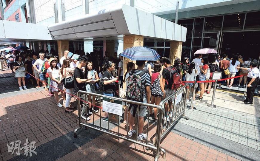 天文台昨日發出酷熱天氣警告,無阻市民對木乃伊展的熱情,大批市民不惜烈日當空排隊近1小時輪候入場參觀木乃伊「真身」和珍貴陪葬品,並了解木乃伊製作過程等;不少人都帶備雨傘遮陽光。(衛永康攝) 天文台昨日發出酷熱天氣警告,無阻市民對木乃伊展的熱情,大批市民不惜烈日當空排隊近1小時輪候入場參觀木乃伊「真身」和珍貴陪葬品,並了解木乃伊製作過程等;不少人都帶備雨傘遮陽光。(衛永康攝)