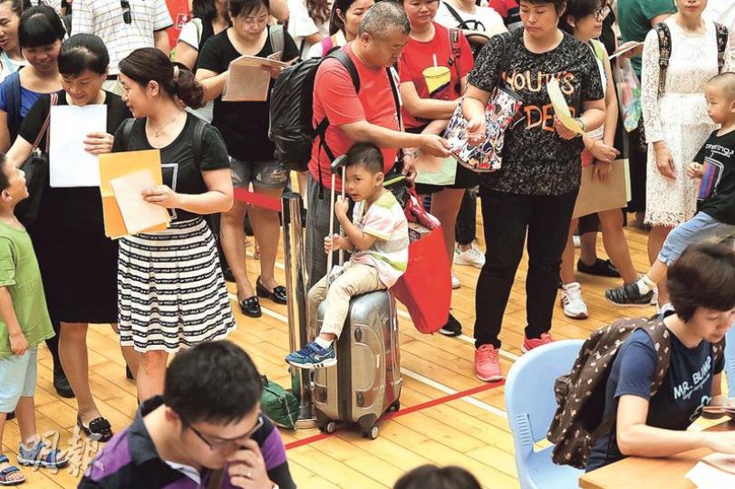 不少來自內地的雙非家長昨早攜同子女到位於上水惠州公立學校的跨境學童派位中心,等候小一派位結果,有小孩坐在行李箱上自得其樂。(李紹昌攝)在上水惠州公立學校的跨境學童派位中心,有家人喜極而泣,亦有家長傷心而哭。圖為一名家長掩面哭泣,孩子牽其手安慰。(李紹昌攝) 不少來自內地的雙非家長昨早攜同子女到位於上水惠州公立學校的跨境學童派位中心,等候小一派位結果,有小孩坐在行李箱上自得其樂。(李紹昌攝)在上水惠州公立學校的跨境學童派位中心,有家人喜極而泣,亦有家長傷心而哭。圖為一名家長掩面哭泣,孩子牽其手安慰。(李紹昌攝)