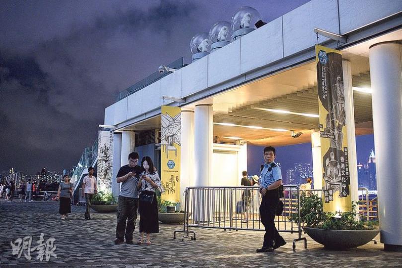 尖沙嘴碼頭海濱長廊昨晚發生觀賞「幻彩詠香江」受傷意外,事後警員封鎖現場調查。(賴俊傑攝) 尖沙嘴碼頭海濱長廊昨晚發生觀賞「幻彩詠香江」受傷意外,事後警員封鎖現場調查。(賴俊傑攝)