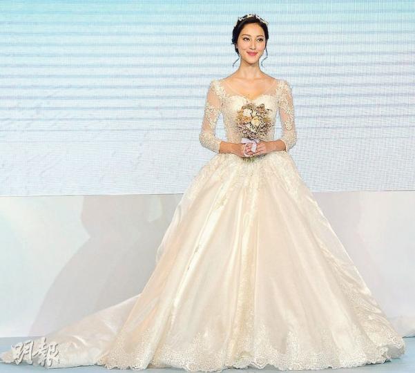 陳凱琳喜歡長袖婚紗的典雅感覺,未知她會否選擇這款式的婚紗出閣呢?(攝影:鍾偉茵)陳凱琳覺得去峇里島旅行結婚也不錯,男友鄭嘉穎識做啦!(攝影:鍾偉茵)鄭嘉穎(攝影:鍾偉茵) 陳凱琳喜歡長袖婚紗的典雅感覺,未知她會否選擇這款式的婚紗出閣呢?(攝影:鍾偉茵)陳凱琳覺得去峇里島旅行結婚也不錯,男友鄭嘉穎識做啦!(攝影:鍾偉茵)鄭嘉穎(攝影:鍾偉茵)