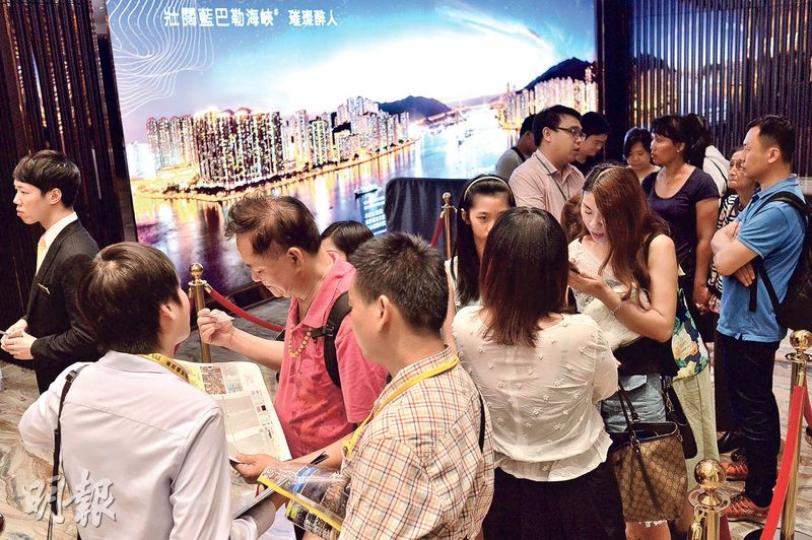 海之戀明日進行第三輪銷售,將推出122伙,市場消息指,樓盤過去3日累收逾3000張入票,超額認購24倍。(馮凱鍵攝) 海之戀明日進行第三輪銷售,將推出122伙,市場消息指,樓盤過去3日累收逾3000張入票,超額認購24倍。(馮凱鍵攝)