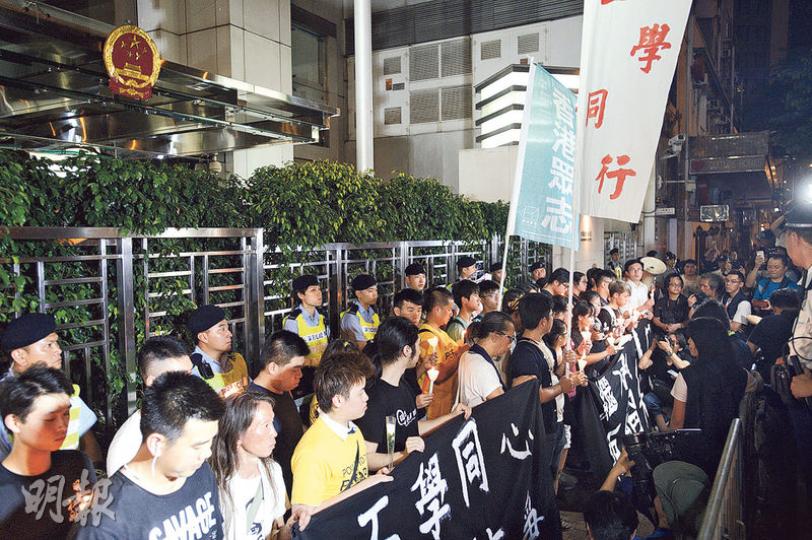 維園六四晚會後,有團體發起遊行至西環中聯辦抗議,隊伍午夜到達,其中28人手持白色蠟燭走在前方。眾人在中聯辦門前默哀1分鐘,然後和平散去。(楊柏賢攝) 維園六四晚會後,有團體發起遊行至西環中聯辦抗議,隊伍午夜到達,其中28人手持白色蠟燭走在前方。眾人在中聯辦門前默哀1分鐘,然後和平散去。(楊柏賢攝)