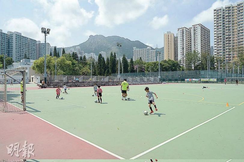 渠務署計劃在黃大仙摩士公園地下興建蓄洪池,建造期間需要封閉,完工後會重新開放,不影響原來用途。 (鍾林枝攝) 渠務署計劃在黃大仙摩士公園地下興建蓄洪池,建造期間需要封閉,完工後會重新開放,不影響原來用途。 (鍾林枝攝)