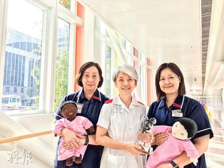 伊利沙伯醫院獲得愛嬰醫院認證一年,致力推動母乳餵哺政策,伊利沙伯醫院顧問護師林志愛(中)提議母親餵奶時盡量「攬埋啲」,並多看着嬰兒,直接有眼神接觸,讓母親與嬰兒建立更親密關係。(植敏欣攝) 伊利沙伯醫院獲得愛嬰醫院認證一年,致力推動母乳餵哺政策,伊利沙伯醫院顧問護師林志愛(中)提議母親餵奶時盡量「攬埋啲」,並多看着嬰兒,直接有眼神接觸,讓母親與嬰兒建立更親密關係。(植敏欣攝)