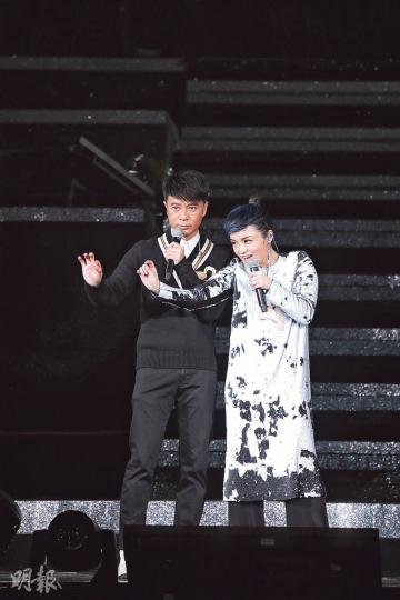 LaLa邀請李克勤擔任嘉賓,卻被對方考廣東話。(攝影/記者:楊安莉)黃偉文(左)與容祖兒結伴看LaLa的香港演唱會。(攝影/記者:楊安莉)LaLa苦練打鼓及打碟在香港演唱會上一展身手。(攝影/記者:楊安莉) LaLa邀請李克勤擔任嘉賓,卻被對方考廣東話。(攝影/記者:楊安莉)黃偉文(左)與容祖兒結伴看LaLa的香港演唱會。(攝影/記者:楊安莉)LaLa苦練打鼓及打碟在香港演唱會上一展身手。(攝影/記者:楊安莉)
