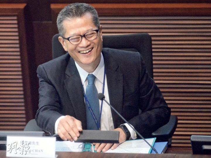財政司長陳茂波昨出席立法會財經事務委員會會議,指隨着美國利率正常化持續,未來息口只會向上,而未來5年私人住宅單位的平均落成量達每年約20,300個,比過去5年的平均數增加大約七成,指這些因素最終都會對樓市構成更大壓力。(劉焌陶攝) 財政司長陳茂波昨出席立法會財經事務委員會會議,指隨着美國利率正常化持續,未來息口只會向上,而未來5年私人住宅單位的平均落成量達每年約20,300個,比過去5年的平均數增加大約七成,指這些因素最終都會對樓市構成更大壓力。(劉焌陶攝)