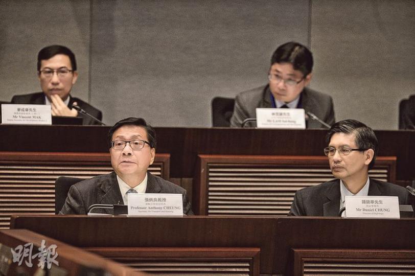 有議員昨於交通事務委員會會議上,指土木工程拓展署於去年7月已發現混凝土樣本不尋常,惟未有通知運房局,昨出席會議的張炳良(左下)指自己於今年5月19日才得悉事件,又指「事後看來有檢討的地方」。(鍾林枝攝) 有議員昨於交通事務委員會會議上,指土木工程拓展署於去年7月已發現混凝土樣本不尋常,惟未有通知運房局,昨出席會議的張炳良(左下)指自己於今年5月19日才得悉事件,又指「事後看來有檢討的地方」。(鍾林枝攝)