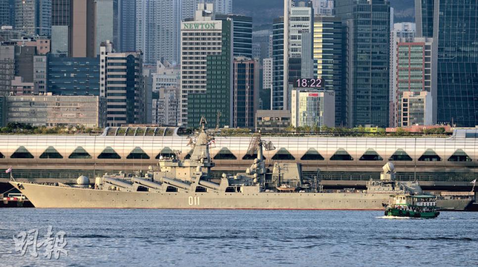 首度訪港的俄羅斯太平洋艦隊旗艦「瓦良格號」(Varyag),昨日在啟德郵輪碼頭開放給市民參觀。該艦於1989年建造,長187米、寬21米、時速60公里、滿載排水量達1.12萬公噸,可載600人,1990年服役,其標誌性裝備是艦首左右兩舷的8座雙聯裝SS-N-12遠程超音速反艦導彈,另最大射程為550公里的P-500玄武岩導彈,可攻擊航空母艦,有「航母殺手」之稱。(鍾林枝攝)市民參觀期間趁機與士兵合照,士兵也有求必應及報以笑容。(楊凱力攝) 首度訪港的俄羅斯太平洋艦隊旗艦「瓦良格號」(Varyag),昨日在啟德郵輪碼頭開放給市民參觀。該艦於1989年建造,長187米、寬21米、時速60公里、滿載排水量達1.12萬公噸,可載600人,1990年服役,其標誌性裝備是艦首左右兩舷的8座雙聯裝SS-N-12遠程超音速反艦導彈,另最大射程為550公里的P-500玄武岩導彈,可攻擊航空母艦,有「航母殺手」之稱。(鍾林枝攝)市民參觀期間趁機與士兵合照,士兵也有求必應及報以笑容。(楊凱力攝)