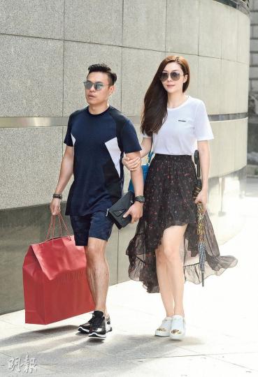 熊黛林蹺實老公郭可頌,老公又代勞拎戰利品,名副其實愛妻號。(攝影鎅O者﹕黃梓烜)熊黛林回港即做闊太去名店購物,相信都應是老公郭可頌埋單。(攝影鎅O者﹕黃梓烜)熊黛林在店內睇足一個鐘,考驗老公耐性。(攝影鎅O者﹕黃梓烜) 熊黛林蹺實老公郭可頌,老公又代勞拎戰利品,名副其實愛妻號。(攝影鎅O者﹕黃梓烜)熊黛林回港即做闊太去名店購物,相信都應是老公郭可頌埋單。(攝影鎅O者﹕黃梓烜)熊黛林在店內睇足一個鐘,考驗老公耐性。(攝影鎅O者﹕黃梓烜)