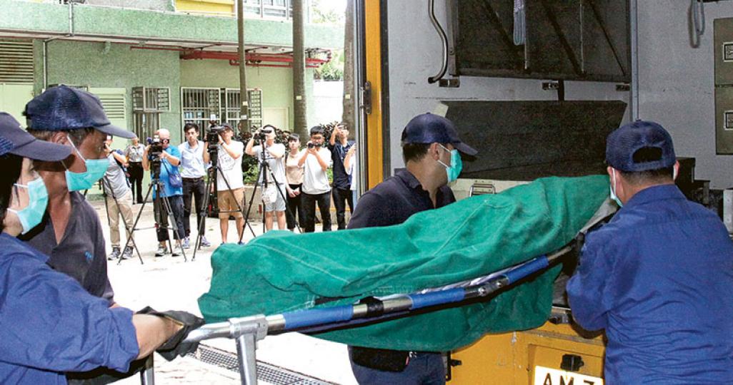 仵工下午把76歲女死者林美琴的遺體(圖)舁送殮房。(衛永康攝)筲箕灣耀東邨昨晨發生殺妻倫常慘案,案中兩老居住於筲箕灣耀東邨耀明樓5樓單位(圖),案發後大批重案組探員及鑑證科人員到屋內蒐證。(衛永康攝) 仵工下午把76歲女死者林美琴的遺體(圖)舁送殮房。(衛永康攝)筲箕灣耀東邨昨晨發生殺妻倫常慘案,案中兩老居住於筲箕灣耀東邨耀明樓5樓單位(圖),案發後大批重案組探員及鑑證科人員到屋內蒐證。(衛永康攝)