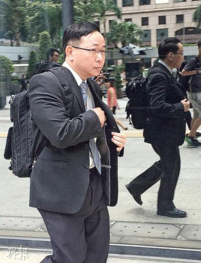 立法會總議會秘書梁紹基(圖)表示,議員沒有申報可能只是罪行的其中一項元素,他認為純粹沒申報不等於干犯刑事罪行,又表示按其理解,違反《議事規則》不會有刑事後果,他亦從來未見過有議員因漏申報而被起訴。(曾駿豪攝)控罪指被告梁國雄(圖)身為公職人員,沒向立法會申報或披露他於2012年5月22日透過黎智英助理Mark Herman Simon接受25萬元款項,他昨在庭外高舉V字手勢。(楊柏賢攝) 立法會總議會秘書梁紹基(圖)表示,議員沒有申報可能只是罪行的其中一項元素,他認為純粹沒申報不等於干犯刑事罪行,又表示按其理解,違反《議事規則》不會有刑事後果,他亦從來未見過有議員因漏申報而被起訴。(曾駿豪攝)控罪指被告梁國雄(圖)身為公職人員,沒向立法會申報或披露他於2012年5月22日透過黎智英助理Mark Herman Simon接受25萬元款項,他昨在庭外高舉V字手勢。(楊柏賢攝)