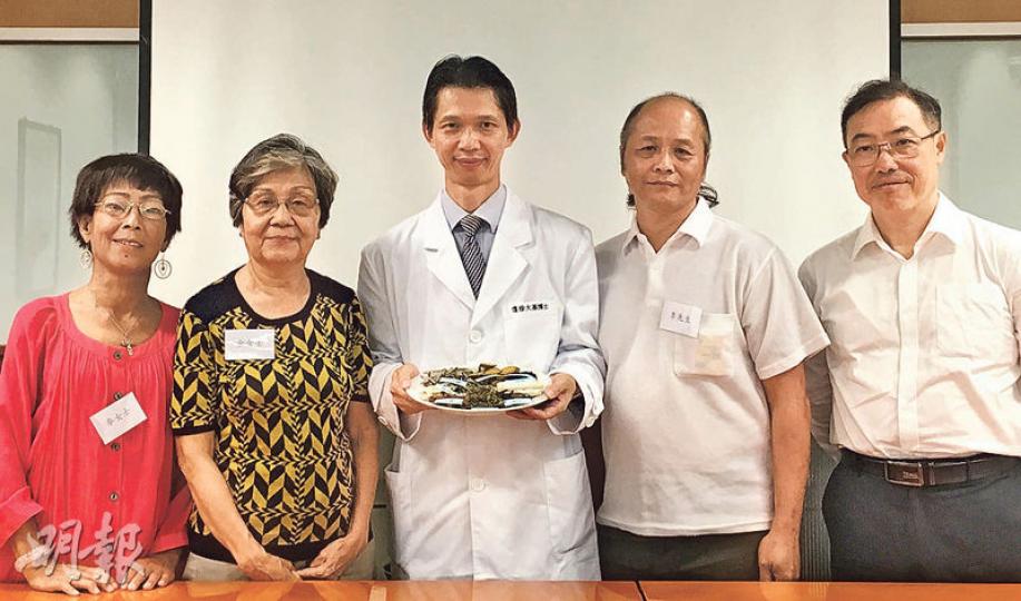 李先生(右二)和江先生(右一)的兒子皆因於西醫未能找到合適的治療方法而尋求中醫治療。麥女士(左一)及金女士(左二)同為浸大中醫藥學院臨牀部高級講師徐大基(中)的病人。(鍾妍攝) 李先生(右二)和江先生(右一)的兒子皆因於西醫未能找到合適的治療方法而尋求中醫治療。麥女士(左一)及金女士(左二)同為浸大中醫藥學院臨牀部高級講師徐大基(中)的病人。(鍾妍攝)