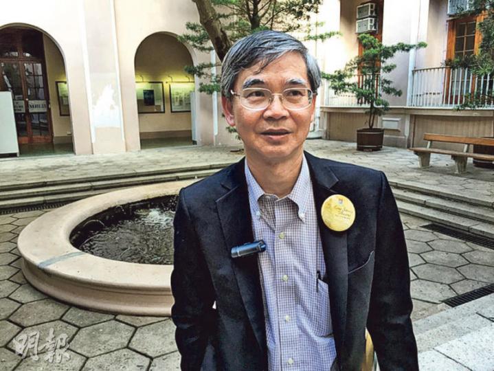 盛傳係下屆政府勞工及福利局長熱門人選嘅港大社會工作及社會行政學系副教授羅致光,原來喺港大教咗35年書,佢話學生最鍾意聽佢講古仔。(王丹麟攝) 盛傳係下屆政府勞工及福利局長熱門人選嘅港大社會工作及社會行政學系副教授羅致光,原來喺港大教咗35年書,佢話學生最鍾意聽佢講古仔。(王丹麟攝)