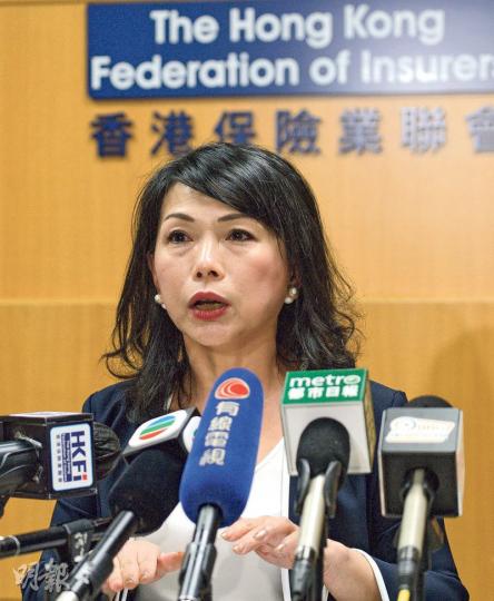 香港保險業聯會醫療改革專責小組副主席陳秀荷(圖)說,2016年的個人醫療保險保費平均為4365元,較2015年的4055元增加約7.6%。她提醒市民,較舊的保險大多只包住院賠償,近5至8年的保險才包日間診所手術賠償,籲市民留意是否需要更新保單。(楊柏賢攝) 香港保險業聯會醫療改革專責小組副主席陳秀荷(圖)說,2016年的個人醫療保險保費平均為4365元,較2015年的4055元增加約7.6%。她提醒市民,較舊的保險大多只包住院賠償,近5至8年的保險才包日間診所手術賠償,籲市民留意是否需要更新保單。(楊柏賢攝)