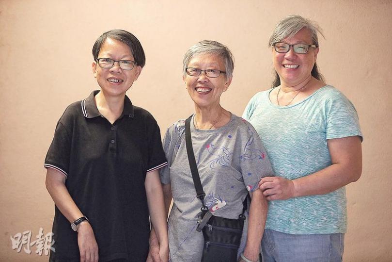 79歲的倫婆婆(中)自從丈夫離世後,16年來獨力照顧現年56歲的中風女兒(左)。58歲Ling姐(右)昔日也曾獨力照顧中風的丈夫,丈夫雖已離世,她仍繼續義助中風病人及家屬。倫婆婆與Ling姐都希望病人家屬遇到困難時,可勇敢求助。(曾憲宗攝) 79歲的倫婆婆(中)自從丈夫離世後,16年來獨力照顧現年56歲的中風女兒(左)。58歲Ling姐(右)昔日也曾獨力照顧中風的丈夫,丈夫雖已離世,她仍繼續義助中風病人及家屬。倫婆婆與Ling姐都希望病人家屬遇到困難時,可勇敢求助。(曾憲宗攝)