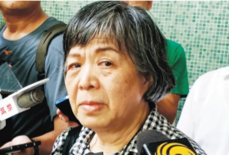 認識黃伯及其妻子的耀明樓互委會主席許麗琼(圖)昨表示,兩老非常恩愛,黃伯在妻子中風後肩負照顧責任,感覺到他很疲累。(衛永康攝) 認識黃伯及其妻子的耀明樓互委會主席許麗琼(圖)昨表示,兩老非常恩愛,黃伯在妻子中風後肩負照顧責任,感覺到他很疲累。(衛永康攝)