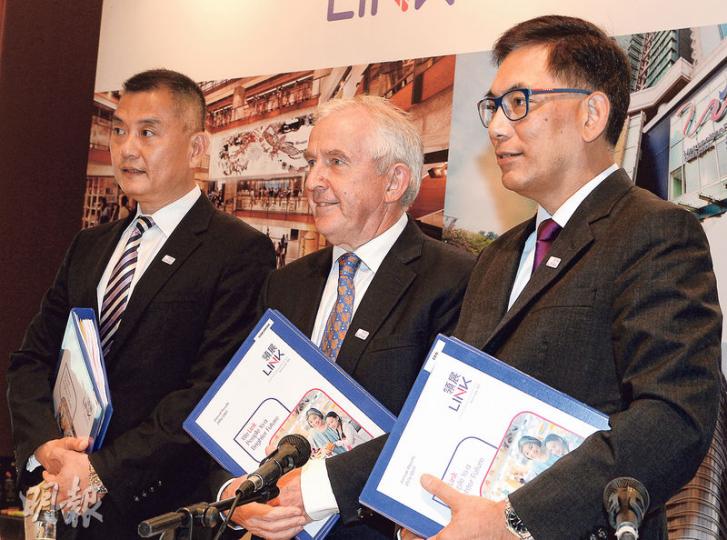 領展主席聶雅倫(圖中)和行政總裁王國龍(圖右)認為,公司過去一年商戶銷售和續租表現理想。(劉焌陶攝) 領展主席聶雅倫(圖中)和行政總裁王國龍(圖右)認為,公司過去一年商戶銷售和續租表現理想。(劉焌陶攝)