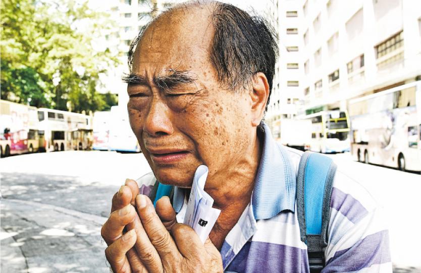 黃先生昨到西環公眾殮房辦理其大嫂的認屍手續,提起兄嫂多次老淚縱橫,其間多次雙手合十,希望法庭對做出殺妻「傻事」的胞兄從輕發落。(鍾炳然攝) 黃先生昨到西環公眾殮房辦理其大嫂的認屍手續,提起兄嫂多次老淚縱橫,其間多次雙手合十,希望法庭對做出殺妻「傻事」的胞兄從輕發落。(鍾炳然攝)