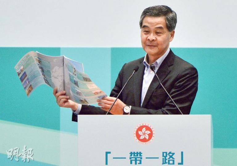特首梁振英(圖)昨在一帶一路經驗分享會致辭時,拿起一份小冊子,稱小冊子介紹香港人和香港企業在一帶一路不同地區的工作,強調一帶一路有現實事業基礎,並非抽象目標。(馮凱鍵攝) 特首梁振英(圖)昨在一帶一路經驗分享會致辭時,拿起一份小冊子,稱小冊子介紹香港人和香港企業在一帶一路不同地區的工作,強調一帶一路有現實事業基礎,並非抽象目標。(馮凱鍵攝)