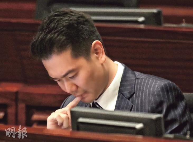 民建聯周浩鼎(圖)早前被揭發,向立法會UGL專責調查委員會提交經特首梁振英修訂的文件,因而辭任委員。立法會昨日辯論由泛民主派提出對梁的彈劾議案,周未有發言。完成彈劾議案表決後,立法會就會討論泛民主派對周提出的譴責動議。(李紹昌攝)立法會UGL專責委員會委員梁繼昌(圖)早前被特首梁振英連續多日公開批評,要求他辭任委員會委員。昨日立法會辯論梁振英的彈劾議案時,梁繼昌有在會上發言,開場白首先申報利益,表明自己與梁振英有一宗私人訴訟,但與彈劾議案無關。(李紹昌攝) 民建聯周浩鼎(圖)早前被揭發,向立法會UGL專責調查委員會提交經特首梁振英修訂的文件,因而辭任委員。立法會昨日辯論由泛民主派提出對梁的彈劾議案,周未有發言。完成彈劾議案表決後,立法會就會討論泛民主派對周提出的譴責動議。(李紹昌攝)立法會UGL專責委員會委員梁繼昌(圖)早前被特首梁振英連續多日公開批評,要求他辭任委員會委員。昨日立法會辯論梁振英的彈劾議案時,梁繼昌有在會上發言,開場白首先申報利益,表明自己與梁振英有一宗私人訴訟,但與彈劾議案無關。(李紹昌攝)