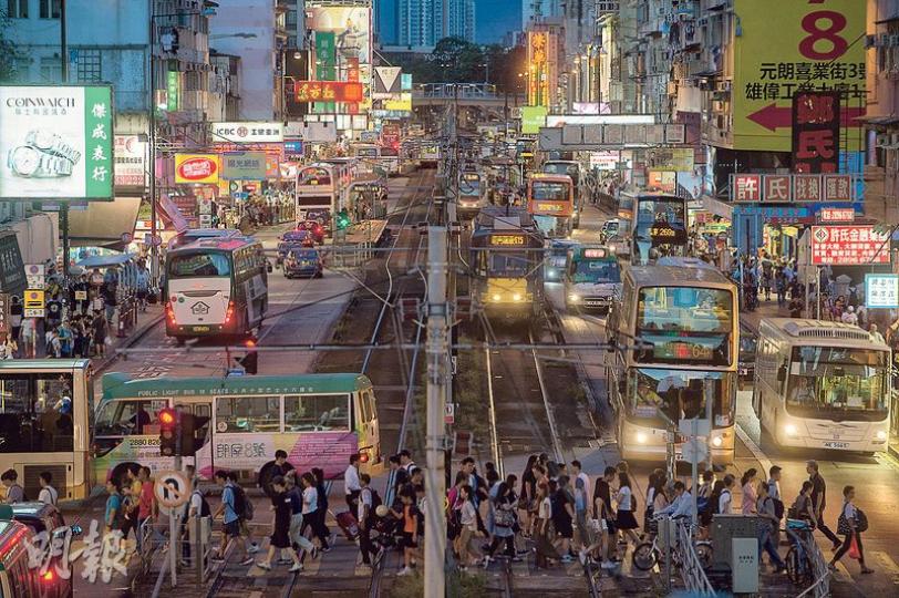 元朗大馬路一直被指人、車及輕鐵爭路，《公共交通策略研究》報告建議將目前行駛大馬路的兩條輕鐵路軌的其中一條改道，並提出取消614及615兩條重疊的輕鐵線，以紓緩擠塞問題。（馮凱鍵攝）