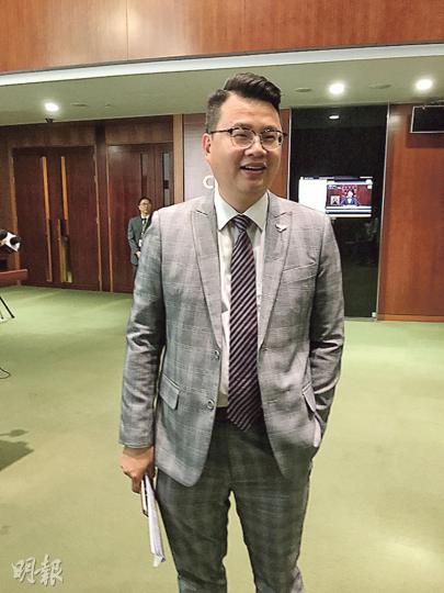 民主黨立法會議員尹兆堅噚日喺立法會度過48歲生日,佢話生日願望係減磅。(楊康琪攝) 民主黨立法會議員尹兆堅噚日喺立法會度過48歲生日,佢話生日願望係減磅。(楊康琪攝)