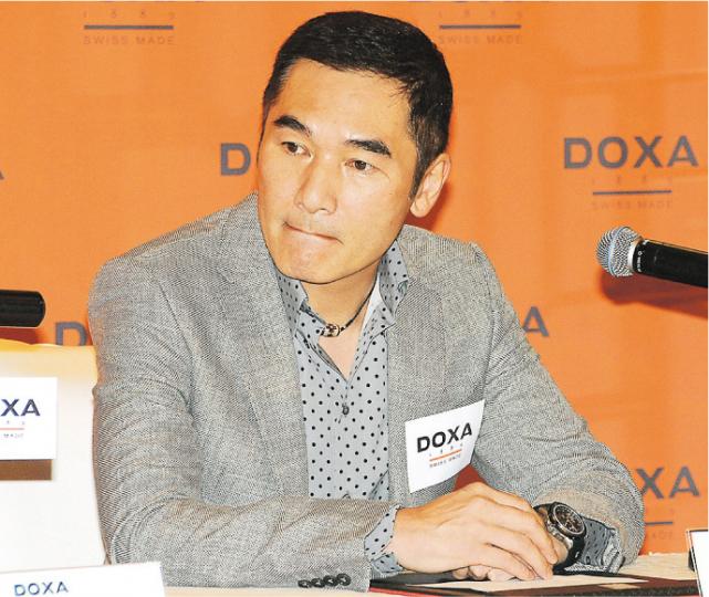 方中信於記者會上強調「怒炒」風波中沒有被品牌要求做不願意事情。(攝影:孫華中)方中信昨日與DOXA瑞士家族代表及品牌亞太總代理一齊現身續約簽名儀式。(攝影:孫華中) 方中信於記者會上強調「怒炒」風波中沒有被品牌要求做不願意事情。(攝影:孫華中)方中信昨日與DOXA瑞士家族代表及品牌亞太總代理一齊現身續約簽名儀式。(攝影:孫華中)