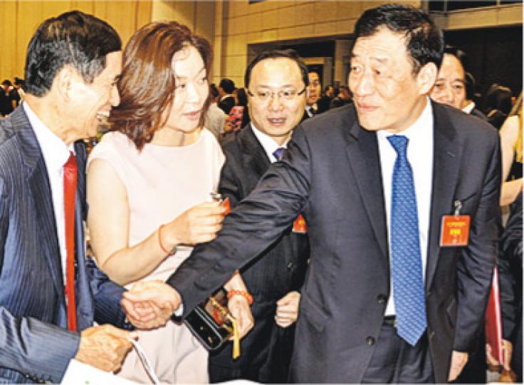 去年接任江西省省長的劉奇,首度率團來港參與第16届贛港經貿合作活動。圖為在會議結束後,與會商界人士上前與劉奇(右二)握手。(李泉攝) 去年接任江西省省長的劉奇,首度率團來港參與第16届贛港經貿合作活動。圖為在會議結束後,與會商界人士上前與劉奇(右二)握手。(李泉攝)