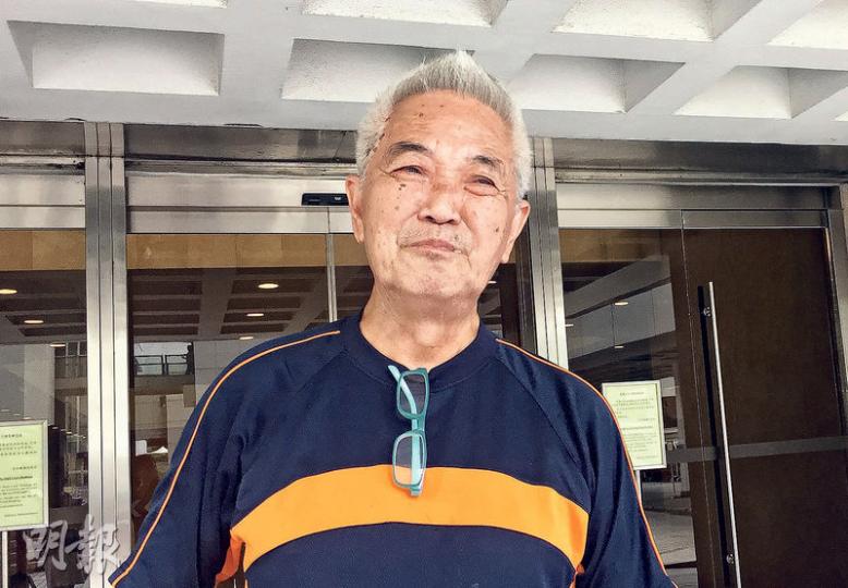 法援署質疑郭卓堅濫用法援服務,日前去信告知他在未來3年不受理其有關司法覆核案的法援申請,郭昨在庭外斥政府不斷迫害他,但他不會因此屈服。(凌沛恩攝) 法援署質疑郭卓堅濫用法援服務,日前去信告知他在未來3年不受理其有關司法覆核案的法援申請,郭昨在庭外斥政府不斷迫害他,但他不會因此屈服。(凌沛恩攝)