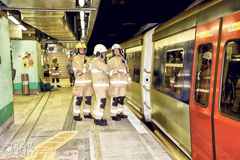 港鐵東鐵線一列開往紅磡方向的列車,因車底冒煙在大圍站疏散乘客,空車駛至旺角東站側線停泊,其間消防員到場調查,初步疑抽風機過熱引致。(蔡方山攝) 港鐵東鐵線一列開往紅磡方向的列車,因車底冒煙在大圍站疏散乘客,空車駛至旺角東站側線停泊,其間消防員到場調查,初步疑抽風機過熱引致。(蔡方山攝)