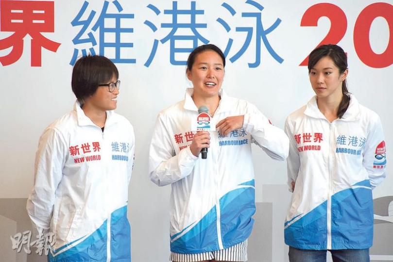 港隊游泳代表施幸余(左起)、江忞懿同歐鎧淳都希望今年參加維港泳,歐鎧淳話今年維港泳較難,但更有挑戰性,又可以從另一個角度欣賞維港兩岸景色。(黃志東攝) 港隊游泳代表施幸余(左起)、江忞懿同歐鎧淳都希望今年參加維港泳,歐鎧淳話今年維港泳較難,但更有挑戰性,又可以從另一個角度欣賞維港兩岸景色。(黃志東攝)