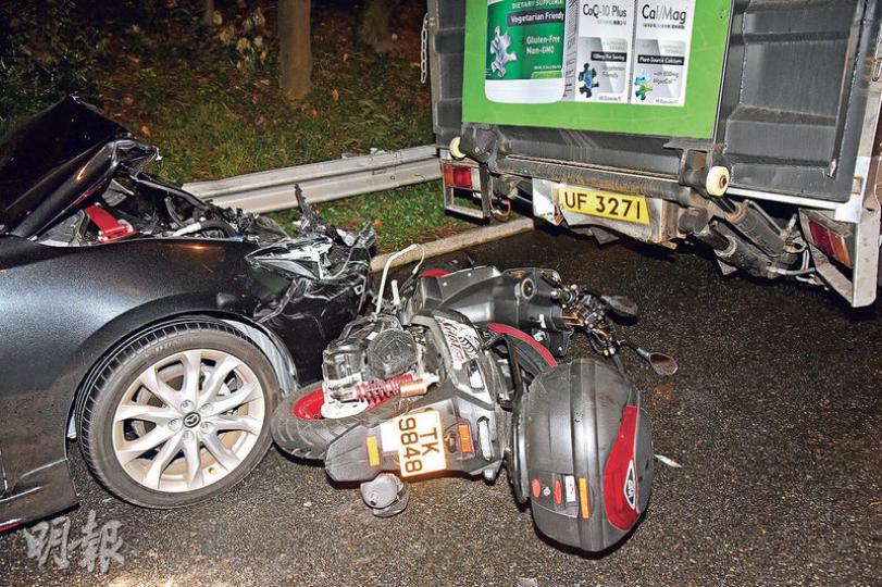 停泊在自炒電單車後方的私家車遭收掣不及的士撞中,被推前撞向電單車及撼向貨車尾,釀成4車串燒意外,幸未有造成傷亡。(蔡方山攝) 停泊在自炒電單車後方的私家車遭收掣不及的士撞中,被推前撞向電單車及撼向貨車尾,釀成4車串燒意外,幸未有造成傷亡。(蔡方山攝)