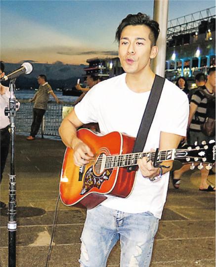 沈震軒希望自己的人生好像歌曲一樣打不死。(攝影/記者:鍾一虹) 沈震軒希望自己的人生好像歌曲一樣打不死。(攝影/記者:鍾一虹)